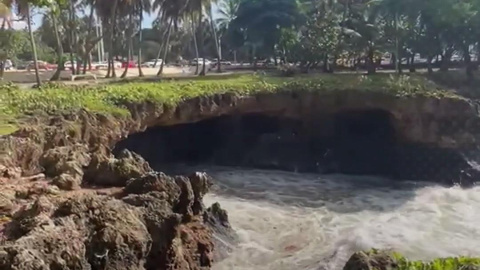 Entre el salitre, los arrecifes y el tráfico incesante, la avenida George Washington se convierte en el mirador ideal para contemplar el mar Caribe, testigo silencioso del origen de una ciudad que respira y se desarrolla