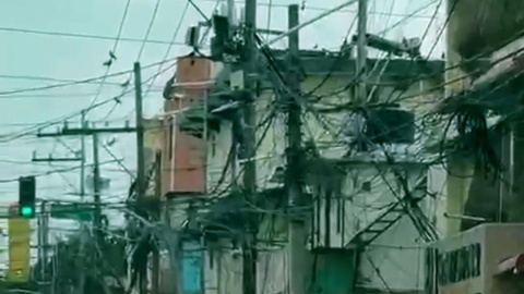 El descontrol en la instalación de postes y el abandono de estructuras obsoletas y las marañas de cables transforman las calles de la capital en una trampa mortal para peatones y conductores
