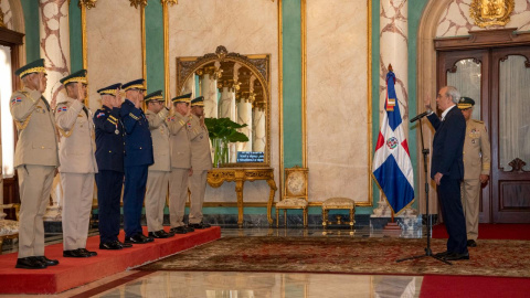Santo Domingo.— El Poder Ejecutivo oficializó la toma de juramento de los nuevos mandos militares y policiales, encabezados por los titulares del Ejército, la Fuerza Aérea y la Policía Nacional, durante un acto protocolar encabezado por el presidente Luis Abinader en el Palacio Nacional.