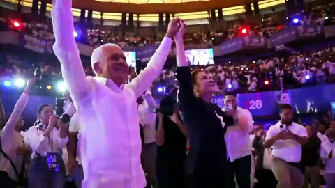 La aspirante a la nominación presidencial por el oficialista Partido Revolucionario Moderno (PRM), Carolina Mejía, llegó al Coliseo Carlos Teo Cruz para juramentar al empresario Ricardo de los Santos como encargado de su campaña a nivel nacional.