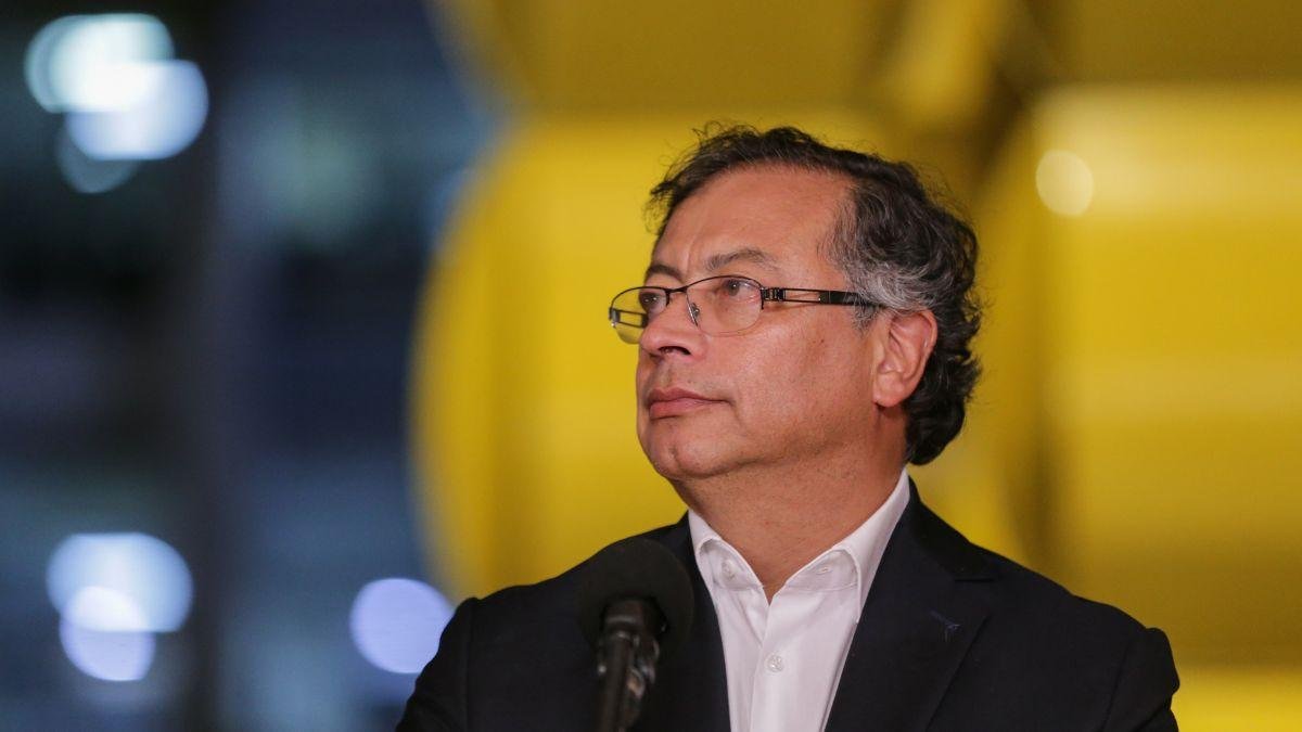 "Petro enfrenta suspensión temporal mientras diputados buscan apartarlo."(58 caracteres)