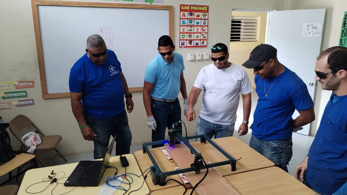 Reclusos de Rafey Hombres durante práctica de gravado láser.
