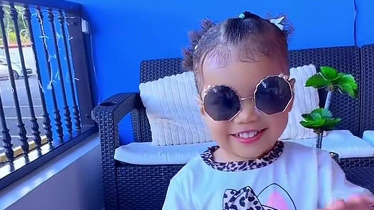 "Niña de 3 años muere tras caer en piscina mientras seguía a un gato"(58 caracteres)