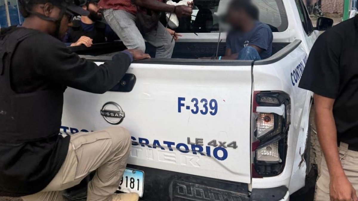 "Migrante haitiano sufre fractura al huir de redada en Los Alcarrizos"(58 caracteres)
