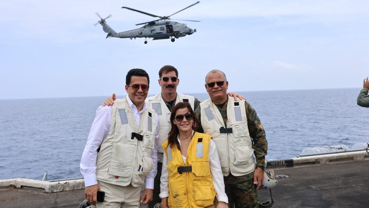Delegación dominicana realiza recorrido en un portaaviones e