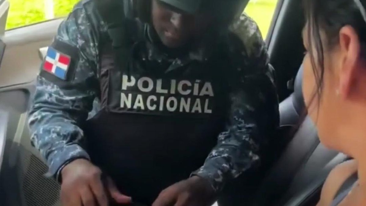 Policía revisa de manera irregular la cartera de una turista