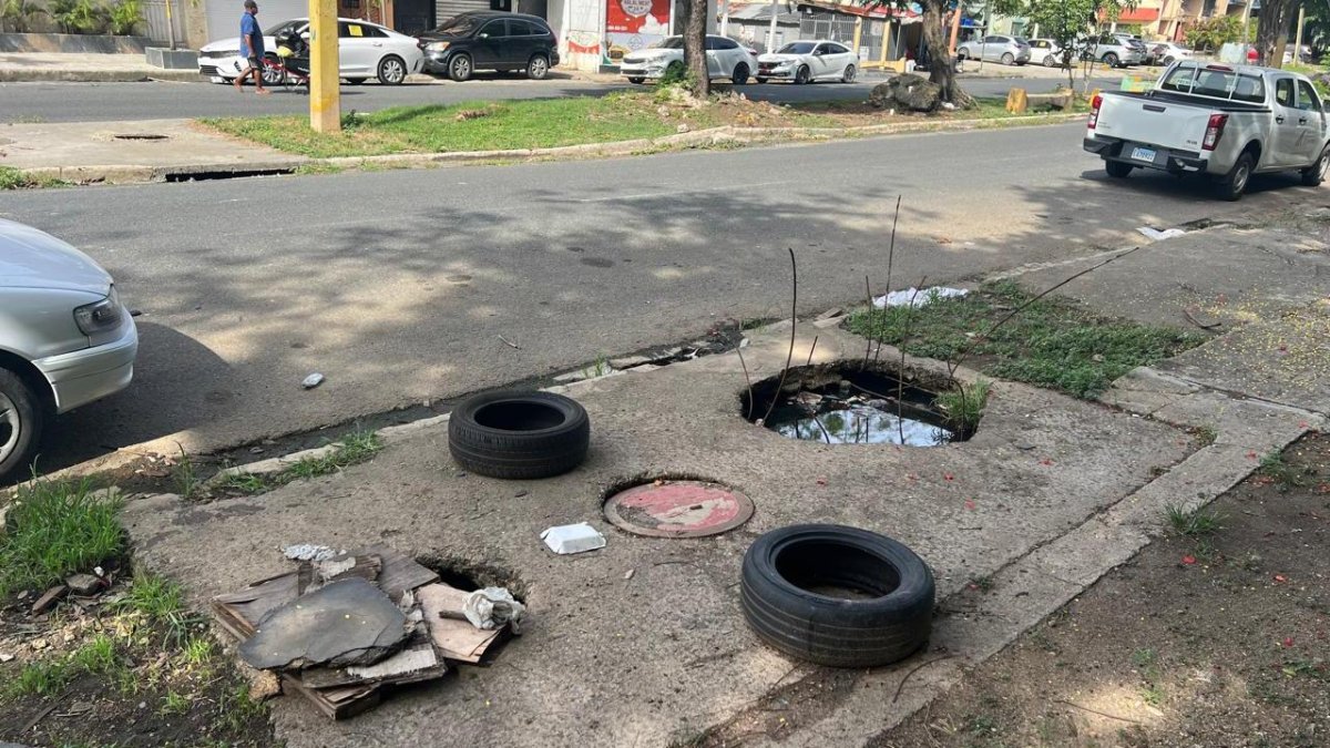Alcantarillas sin tapa en Santo Domingo: peligro mortal para peatones y conductores