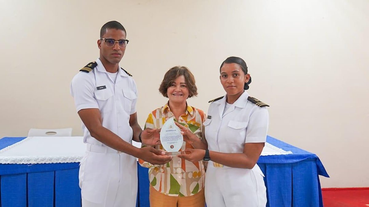 Gobernadora de Peravia recibe reconocimiento de guardiamarin