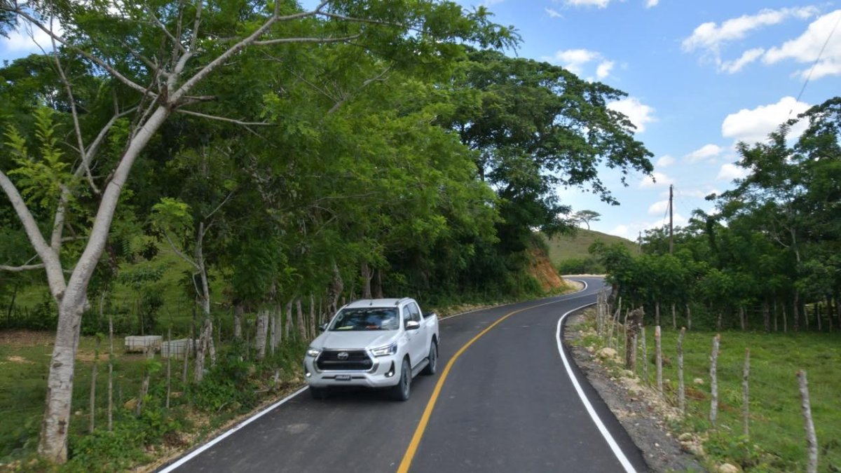 Vicepresidenta Peña inaugura carreteras que conectan Monte Plata y Sánchez Ramírez.