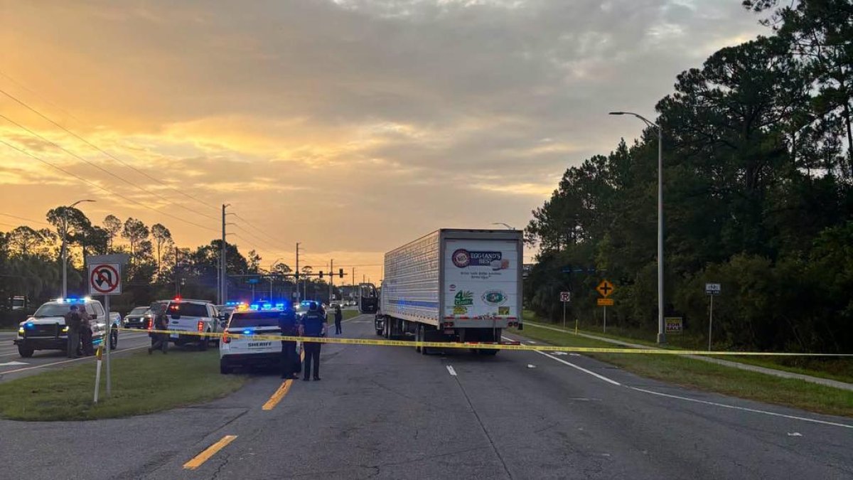 En la imagen, proporcionada por el departamento de policía del condado St. Johns, se observa el cierre de los carriles hacia el este de la autopista SR 16 entre Outlet Mall Boulevard e Inman Road en St. Augustine, Florida, tras una colisión fatal. (Departamento de policía del condado St. Johns vía AP)