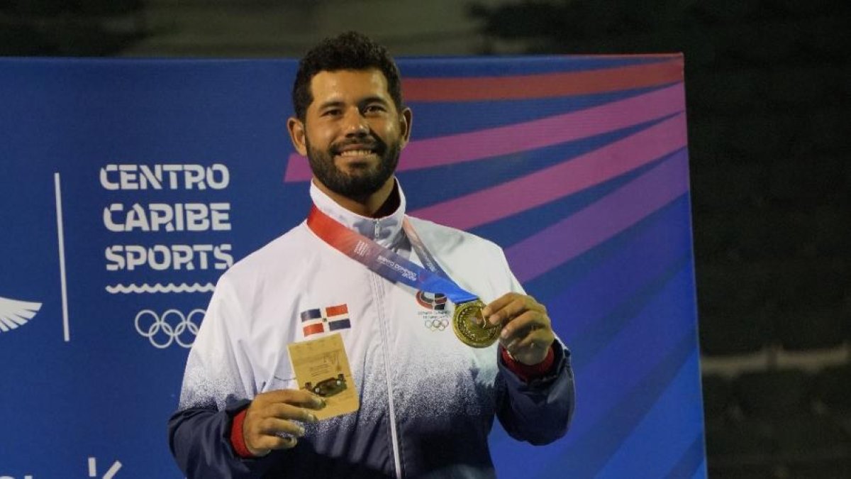 Nick Hardt gana oro en tenis tras retiro de rival en juegos centroamericanos