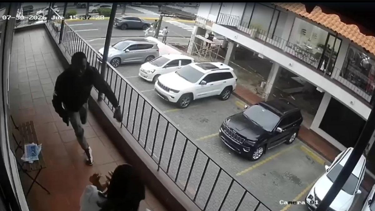 La Policía Nacional y el Ministerio Público analizan evidencias y videos de vigilancia para identificar al responsable del hecho.