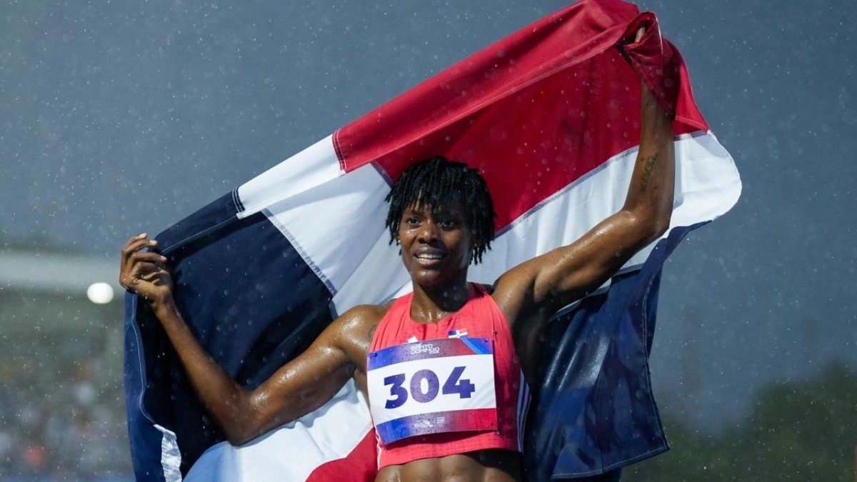 Empapados, pero llenos de entusiasmo, miles de fanáticos esperaron bajo el aguacero para alentar a la campeona dominicana, quien respondió con una actuación histórica al ganar los 400 metros en Santo Domingo 2026.