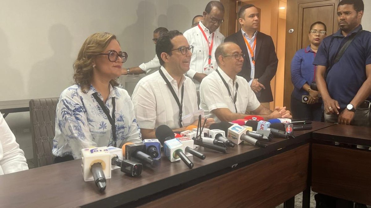 Momento en que fueron anunciadas las nuevas autoridades del Partido Revolucionario Moderno (PRM) durante una rueda de prensa encabezada por Elizabeth Mateo, Sigmund Freud y Deligne Ascención.
