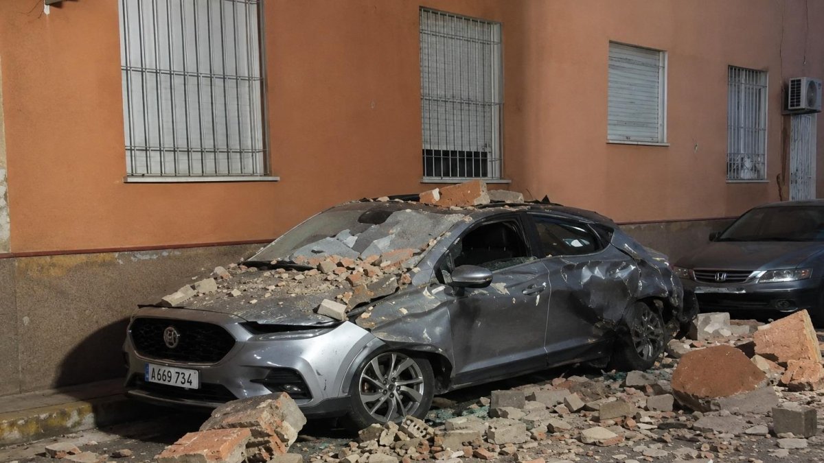 Vehículo aplastado por concreto de pared.