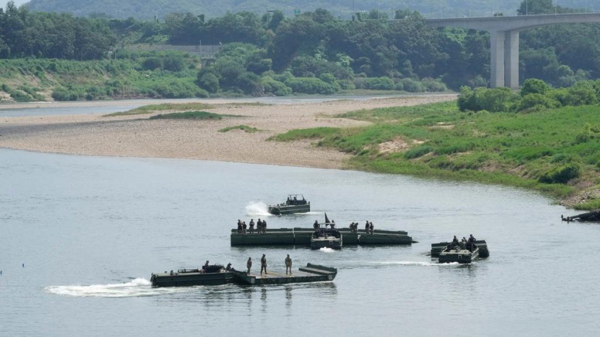 Soldados del ejército de Estados Unidos realizan ejercicios de entrenamiento, el martes 18 de agosto de 2026, en un río en Yeoncheon, Corea del Sur. (AP Foto/Ahn Young-joon)
