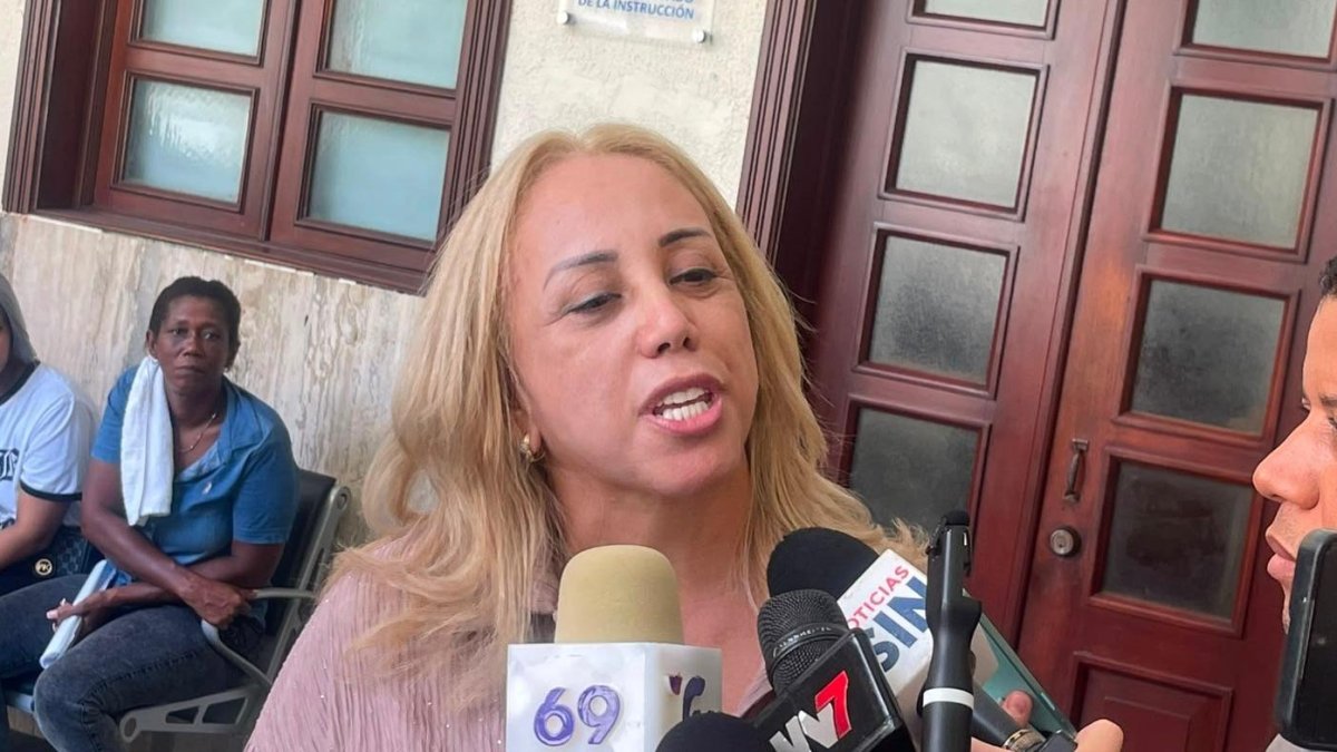 Claudia Pérez La Tora llegando al juzgado