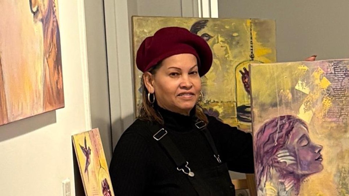 Artista dominicana explora emociones humanas a través de su obra pictórica