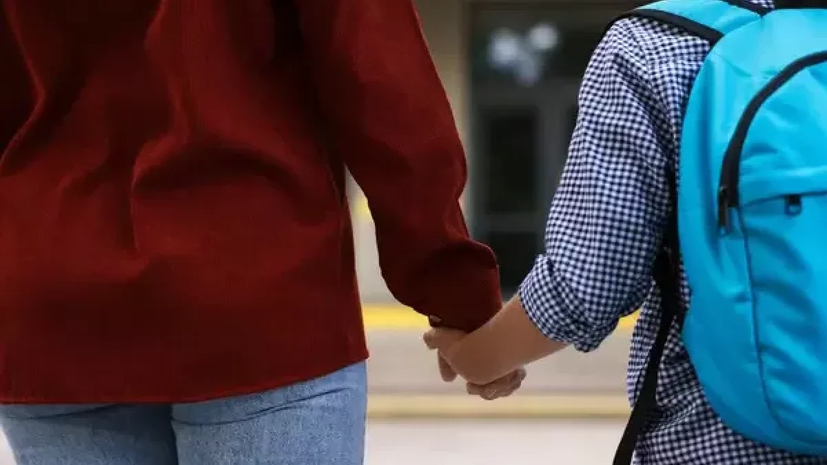 Niños buscan seguridad en sus padres al iniciar clases