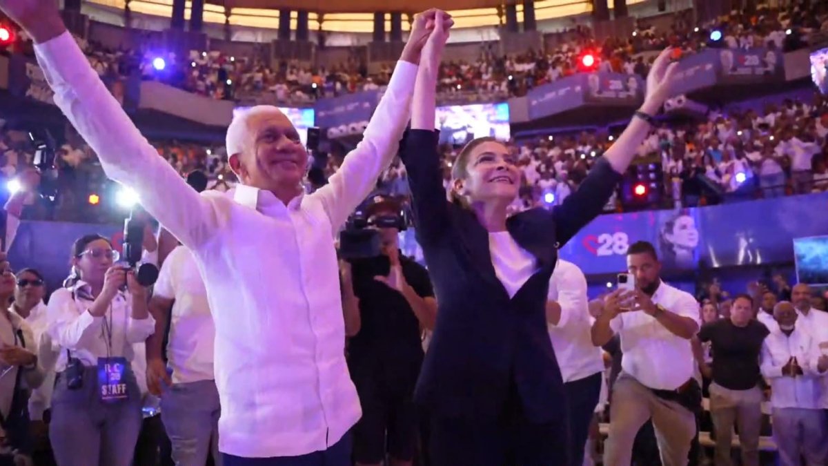 Carolina Mejía y Ricardo de los Santos durante su llegada al Coliseo Carlos Teo Cruz.