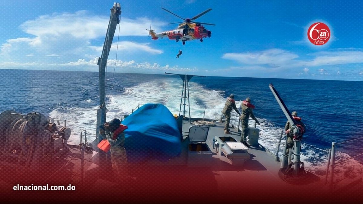 Miembros de la Armada de República Dominicana durante las labores de búsqueda  de sobrevivientes 