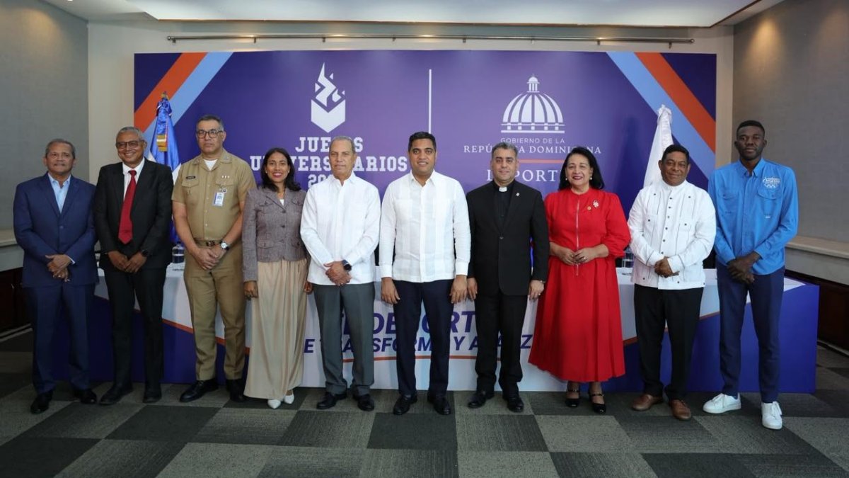 El ministro de Deportes, Kelvin Cruz, en el centro, anuncia la celebración de los Juegos deportivos Univesitarios 2026 que arrancarán el próximo viernes. Desde la izquierda, Juan Vila, viceministro de Deportes; Apolinar Peralta, director de Uniersidad ISA; capitán de navió Santiago Martínez de la Universidad UNADE; Lucibel Abila, vice rectora de Comunicación UCSD de la Uniersidad Católica Santo Domingo; Garibaldy Bautista, presidente del COD; Reverendo padre Isaac García, rector de la Universidad Católica Nordestana UCNe; Marilyn díaz, Rectora de la Universidad Católica Tecnologíca del Cibao; el padre Francisco Jiménez, vice rector de la universidad UCATECI y Luisito Pie, directivo de la comisión de atleta del Comité Olímpico Dominicano