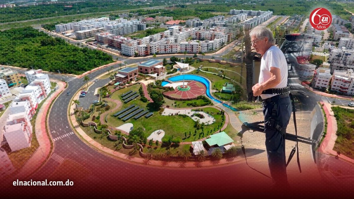 En la foto se observa al señor con la escopeta y las municiones sobre en cinto