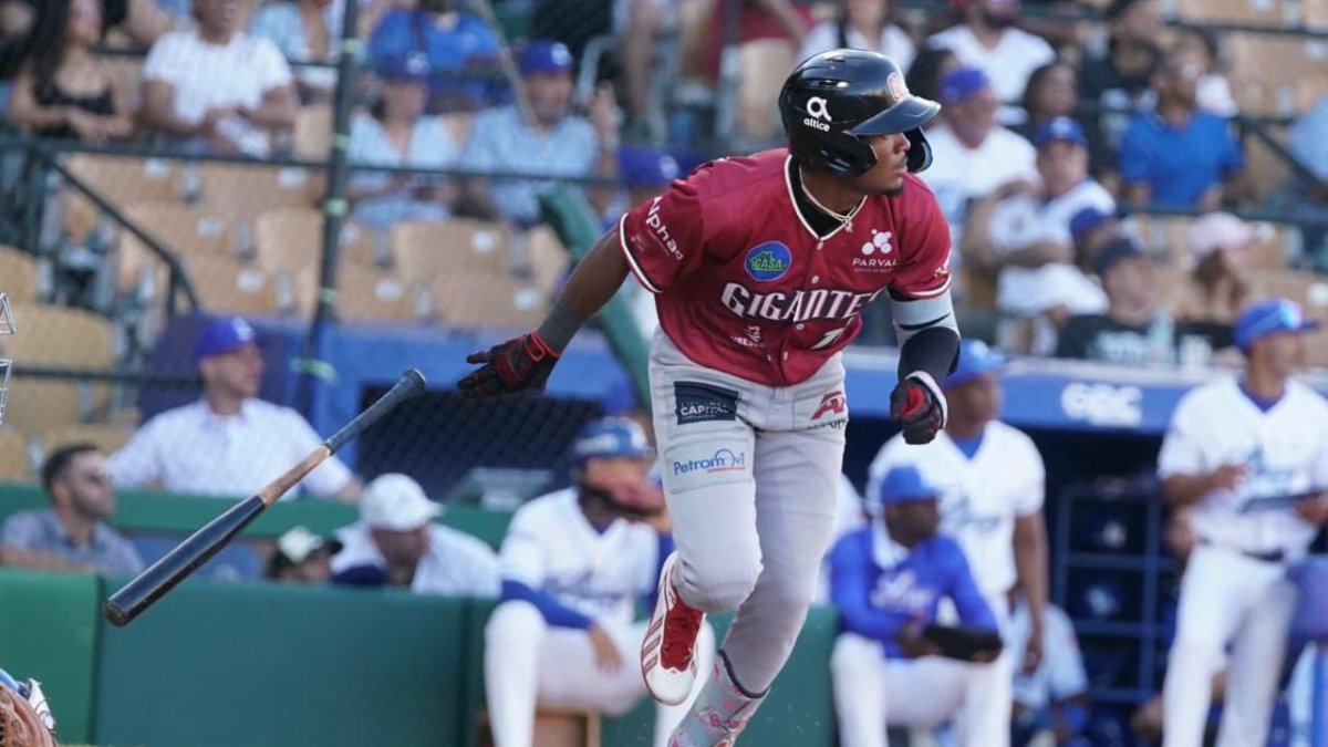 El novato Jefferson Rojas en el momento que conecta su primer cuadrangular de dos que disparó este sábado en la victoria de los Gigantes del Cibao 7-1 ante los Tigres del Licey en el estadio Quisqueya en el Torneo de Béibol invernal dominicano.