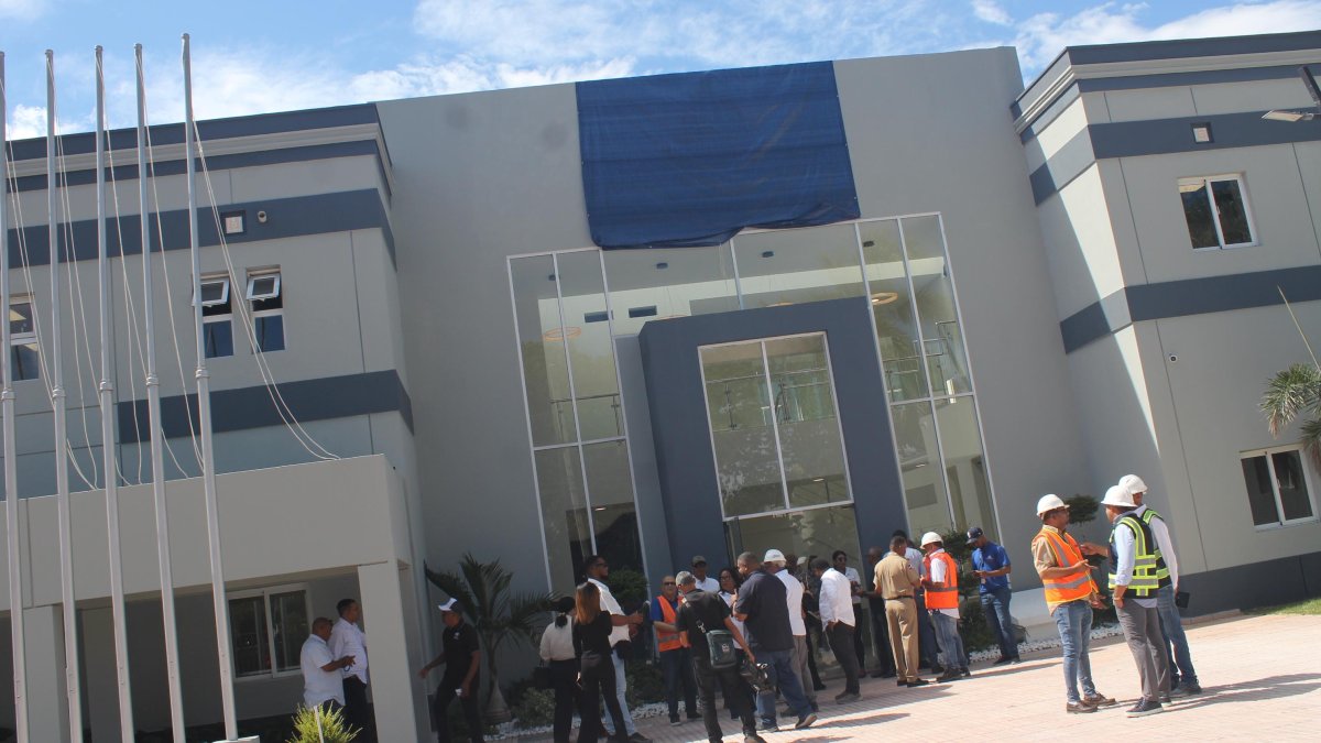 Más de 30 oficinas estatales que funcionaban en distintos puntos de Monseñor Nouel se mudarán al inmueble.