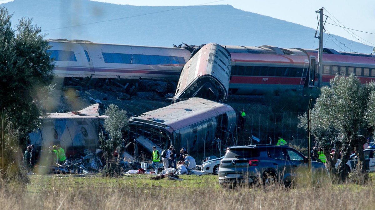 Servicios de emergencias asisten a las víctimas de un accidente de tren en Urda, en el centro de España, el 28 de octubre de 2026. (Juanma Jiménez/Europa Press via AP)