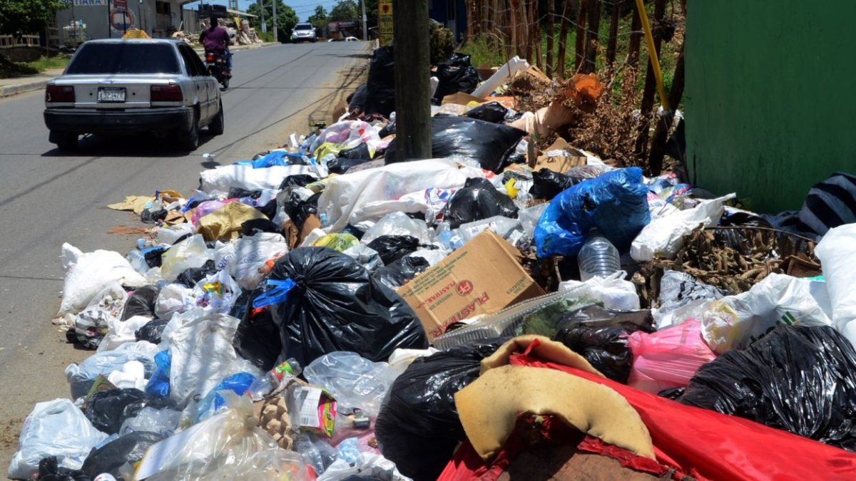 En Los Alcarrizos basura pone en peligro salud de las personas