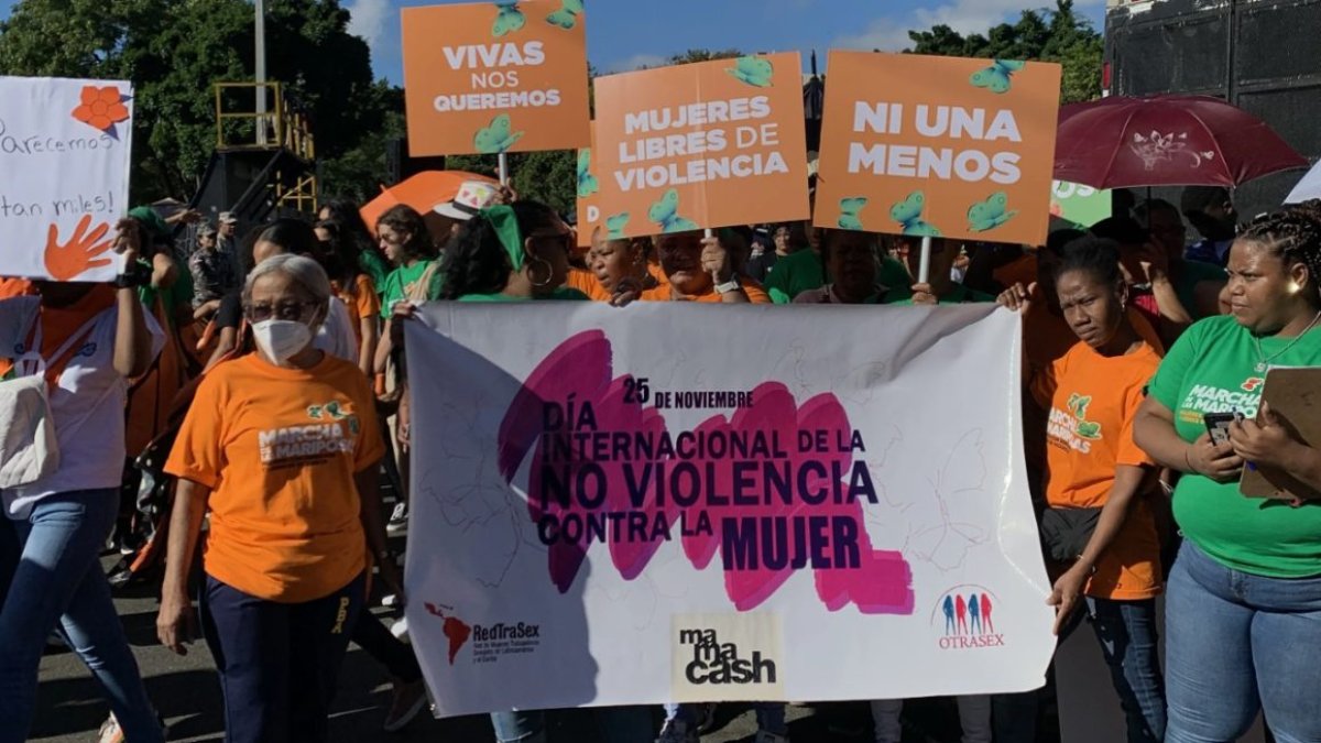 Cientos participan en marcha por la no violencia contra la mujer