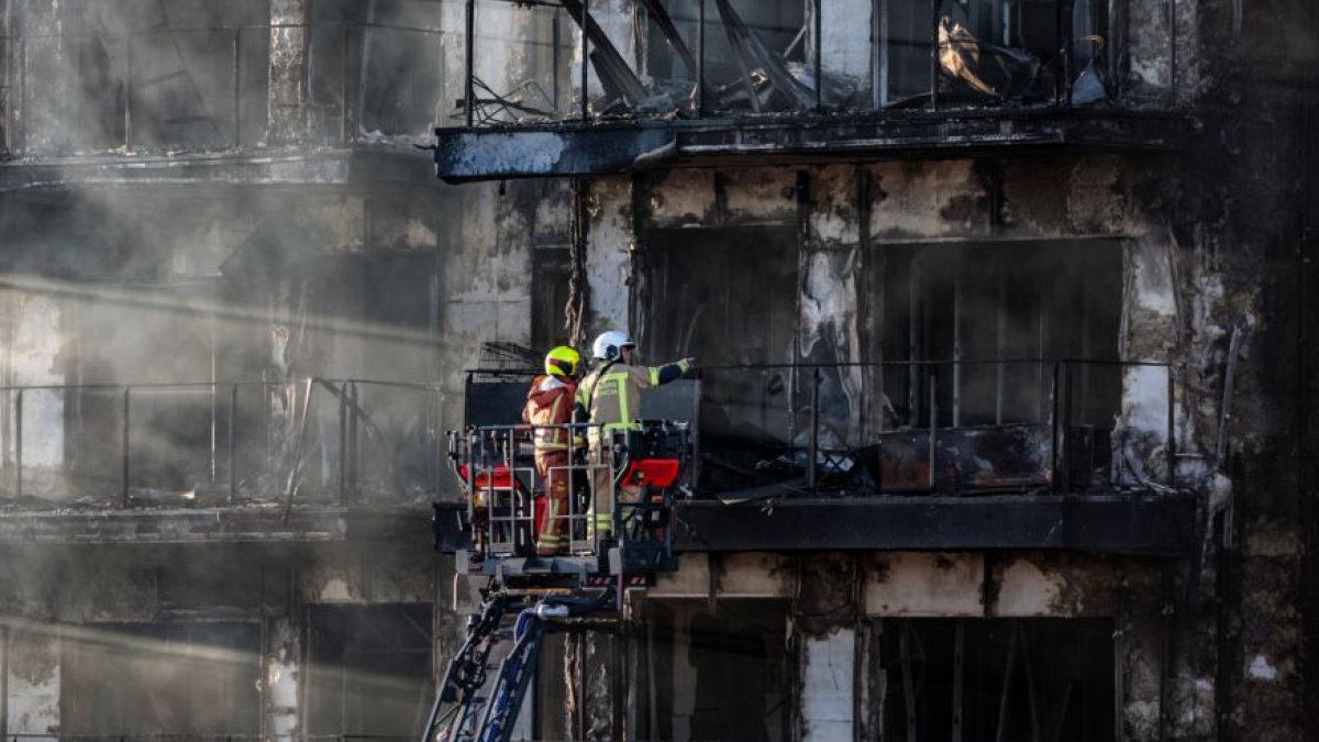 Suben a cinco los muertos en incendio de Valencia y sigue la búsqueda ...
