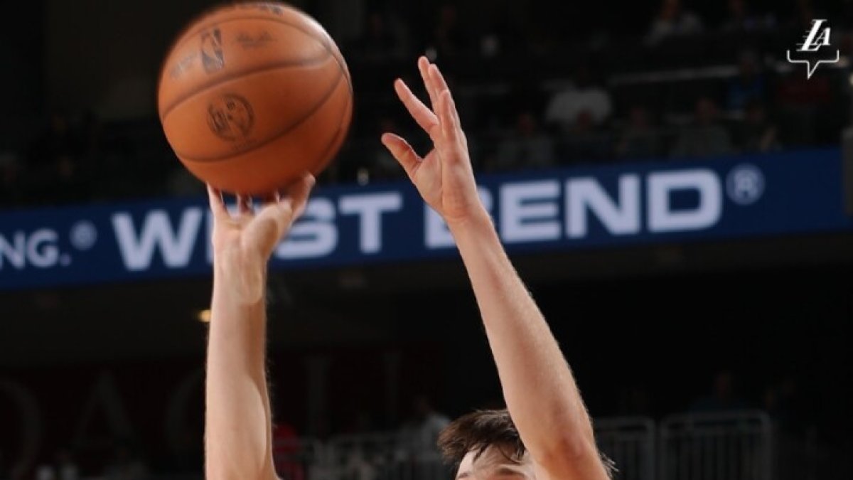 Austin Reaves Salva a los Lakers con triple-doble