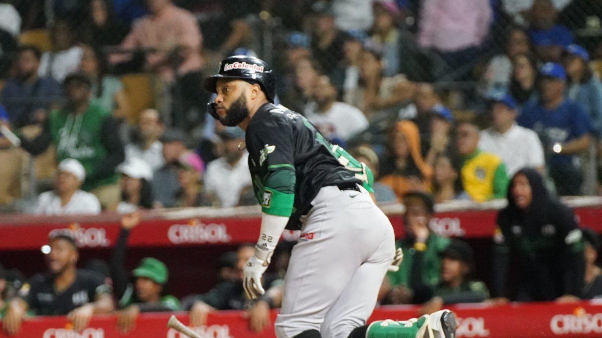 Estrellas empatan serie con pitcheo de Rogers, ganan 4-3 al Licey