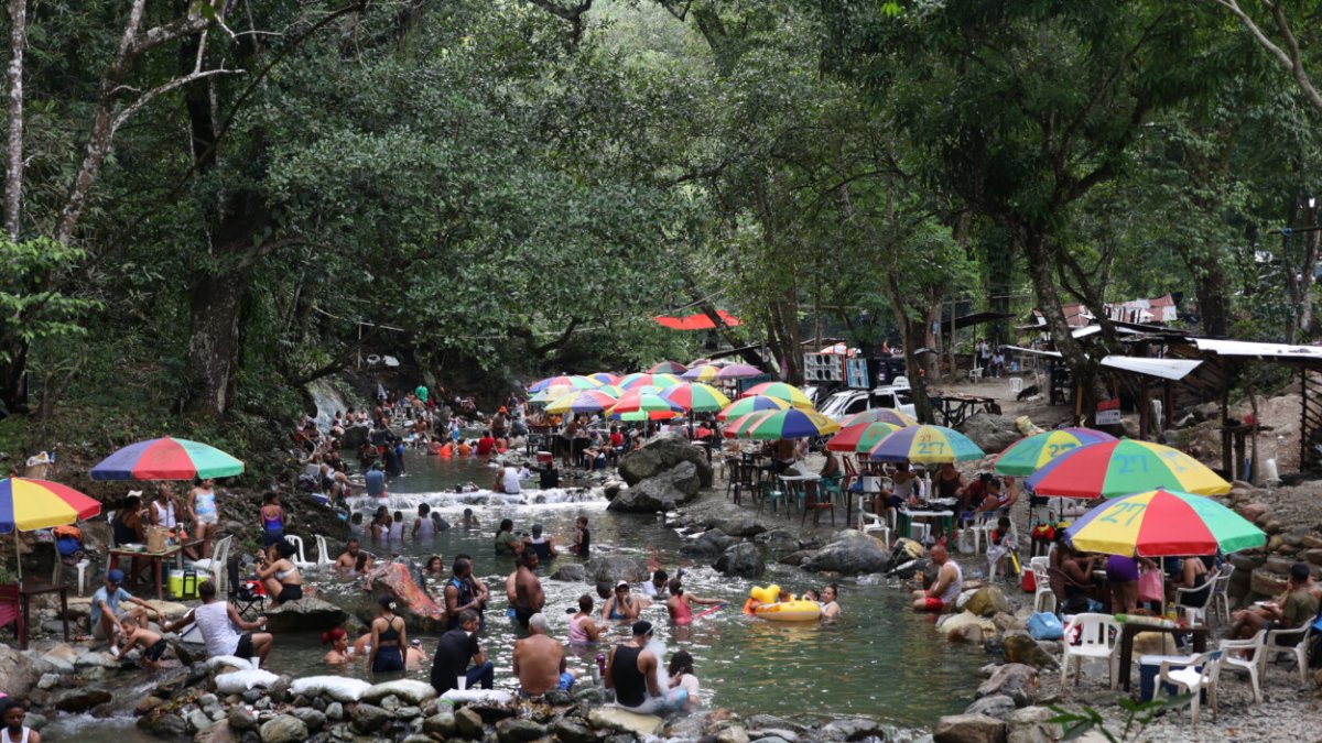 Entre montañas y aguas claras: la magia del Balneario Acapulco en La Vega