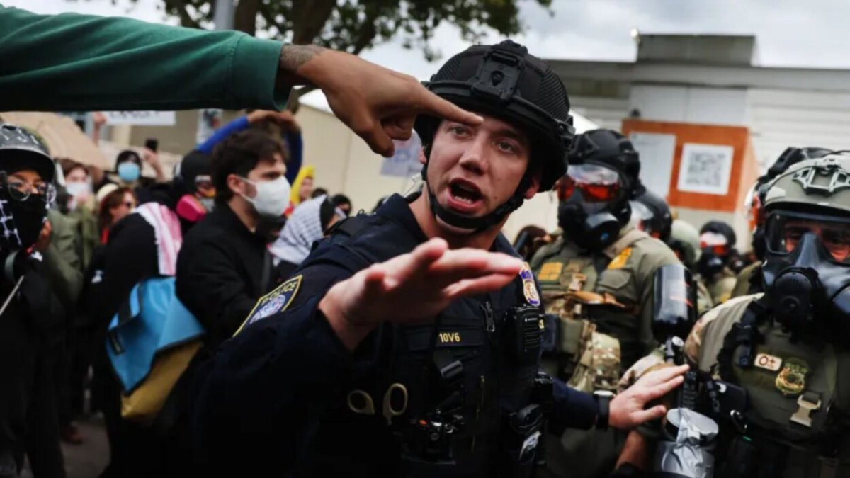 Residentes de Chicago confrontan a agentes federales de EEUU tras una ...