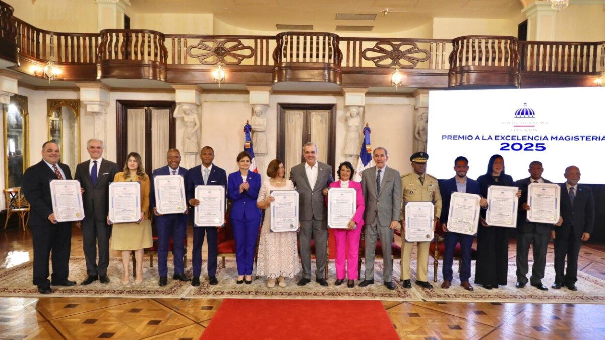 Luis Abinader entrega Premios a la Excelencia a Maestros Destacados