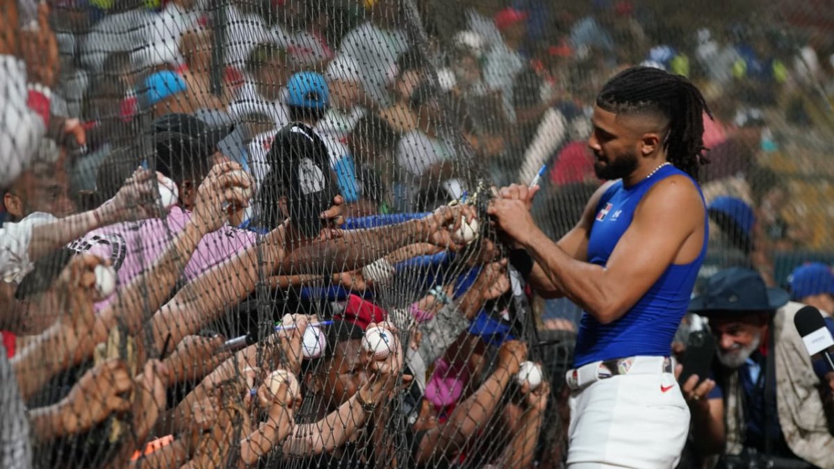 Tatis Jr. se roba los aplausos de los niños en Quisqueya