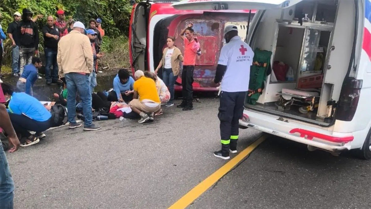 Al menos 14 personas resultan heridas tras volcadura de autobús en ...
