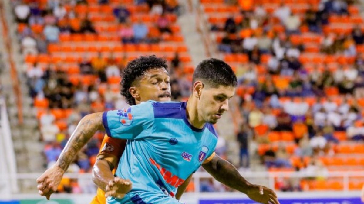 Fanáticos de Salcedo viajarán a Santiago listos para celebrar corona en fútbol dominicano
