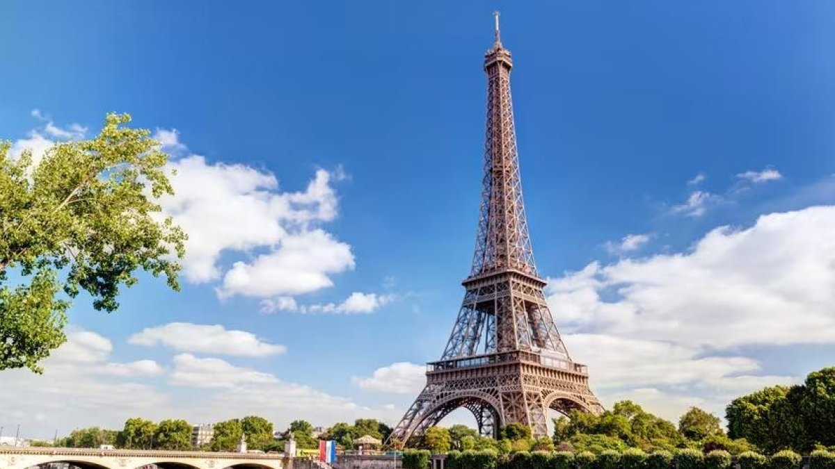 Evacúan la Torre Eiffel y sus alrededores por una alerta de bomba