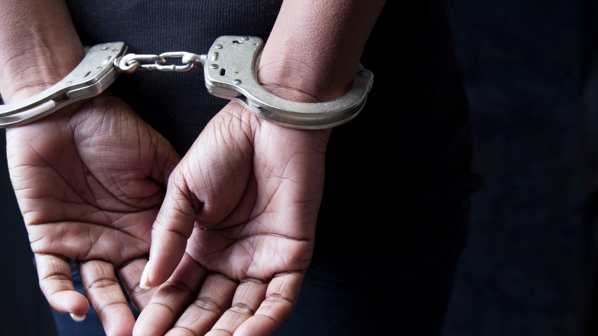 Mujer arrestada por raptar a su esposo en pleito de divorcio
