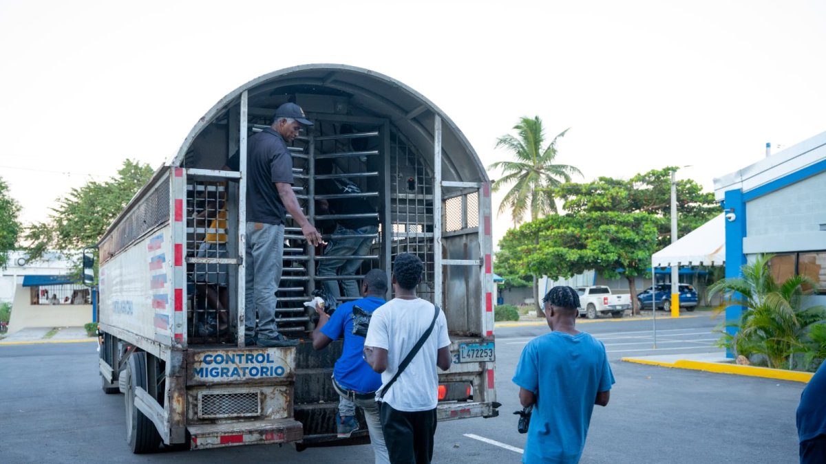 Migración arresta a dos empleados por transportar haitianos ilegales.