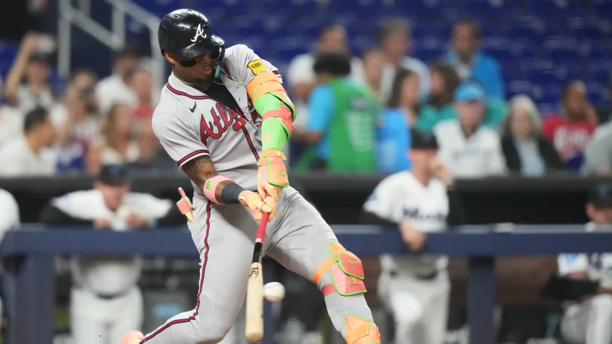 Ronald Acuña Jr. abandona partido contra los Marlins por precaución debido a un dolor en el pulgar