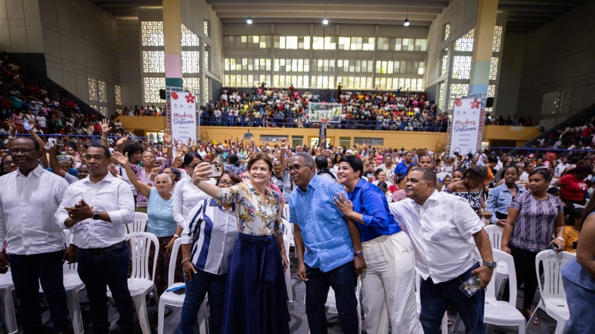Raquel Peña comparte con miles de madres en Barahona durante jornada “Madres que Sostienen”