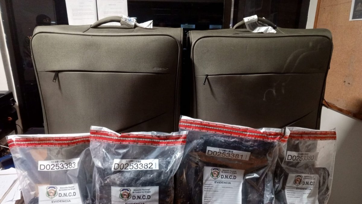 DNCD atrapa en el AILA a ciudadana estadounidense con más de siete kilos de cocaína rumbo a Madrid