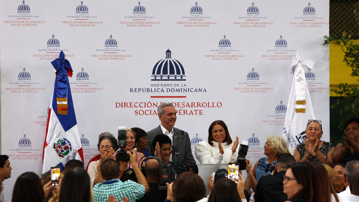 El presidente Luis Abinader junto a Mayra Jiménez, directora de Supérate, en el acto d eentrega de 
