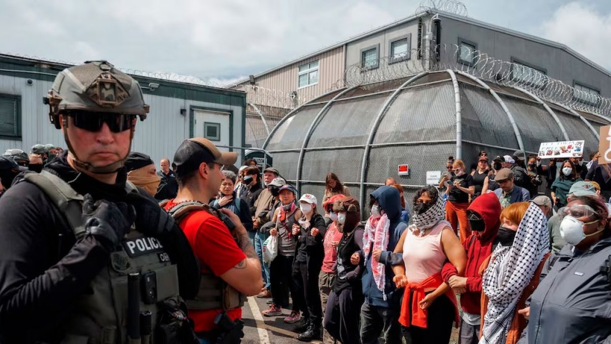 Tensión frente a centro de ICE en Nueva Jersey en el sexto día de huelga de inmigrantes