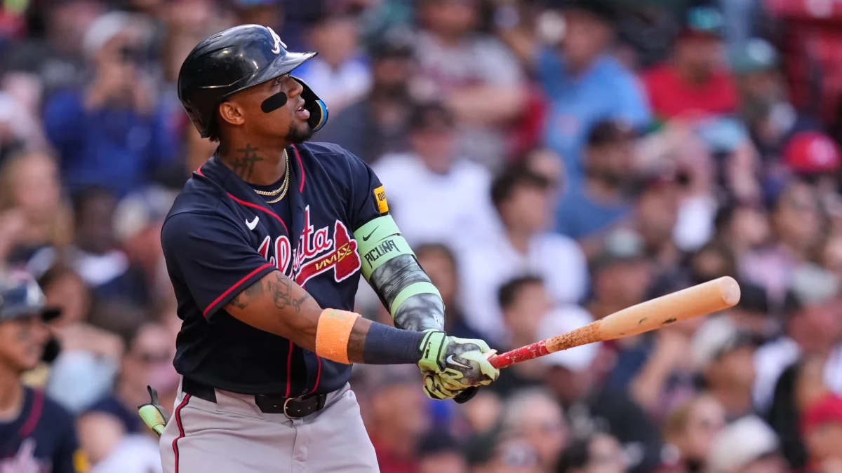 Grand slam de Ronald Acuña y dominio de Chris Sale guían a los Bravos sobre Medias Rojas
